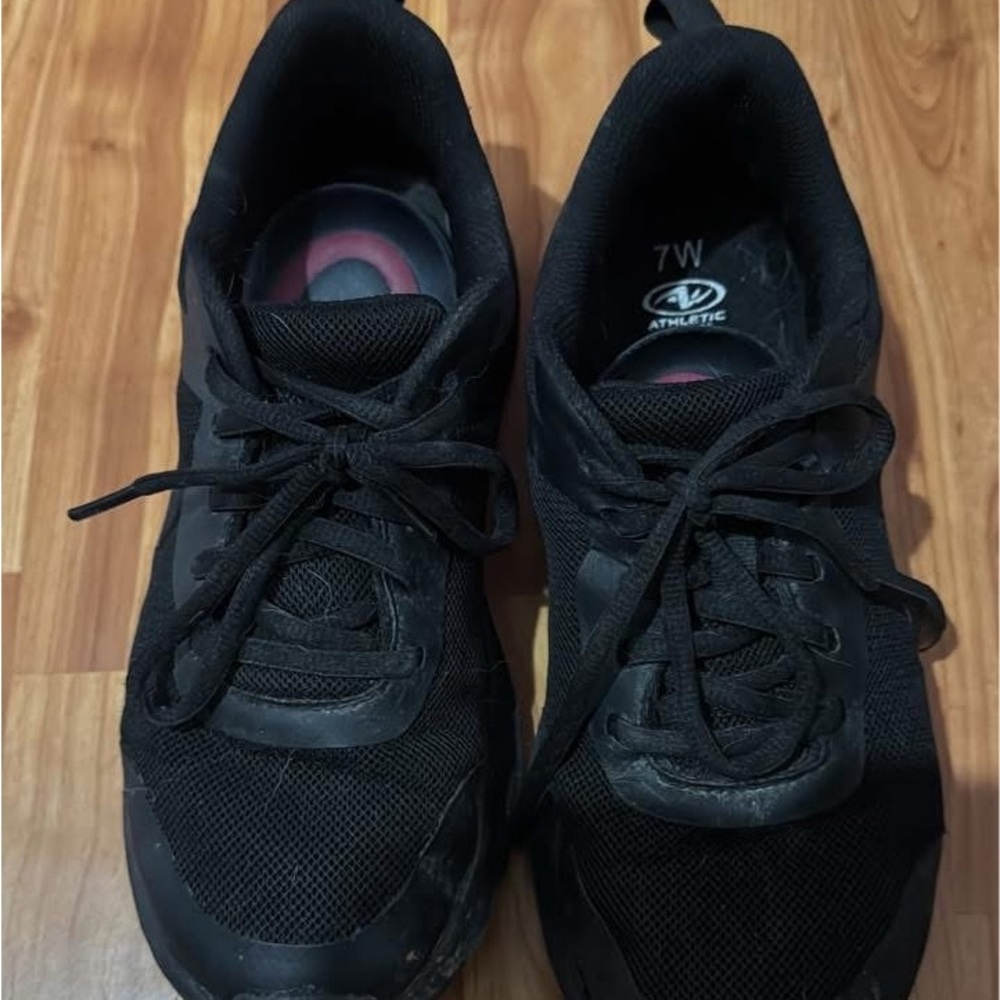 Men’s tennis shoes